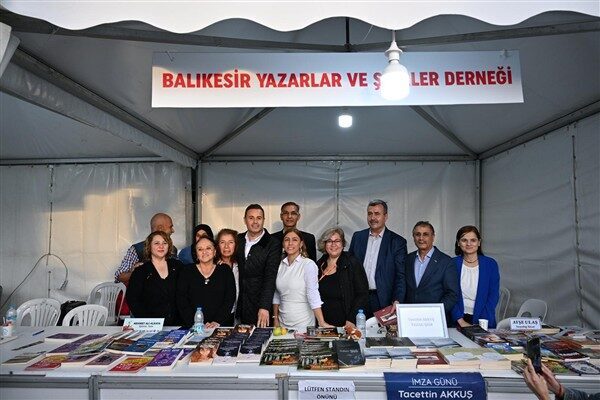1. Balıkesir Kitap Fuarı’nı 150 bin kişi ziyaret etti Balıkesir Büyükşehir Belediye Başkanı Ahmet Akın, 10 gün boyunca kitapseverleri