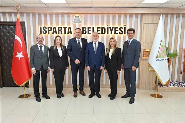 15. Bölge Isparta Eczacı Odası Başkanı Mustafa Güreşir ve beraberindeki