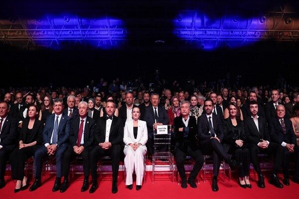 62. Uluslararası Antalya Altın Portakal Film Festivali başladı Antalya Büyükşehir Belediyesi tarafından düzenlenen festival, düzenlenen görkemli bir açılış