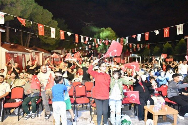 Vatandaşlar, dev ekrandan maçı izlemek için Dokumapark’a geldi.   A