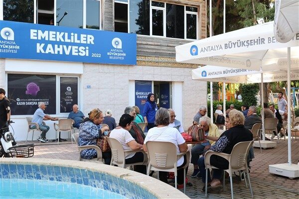 Alanya Mahmutlar Emekliler Kahvesi, emeklilerden ilgi görüyor Büyükşehir Belediyesi Sosyal Hizmetler Dairesi Başkanlığı Antalya’da emekli vatandaşlara yönelik