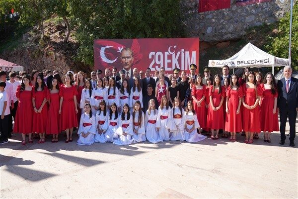 Alanya’da Cumhuriyet Bayramı kutlamaları Program, Alanya Kaymakamlığı, İlçe Milli Eğitim Müdürlüğü koordinesinde İskele Şelale