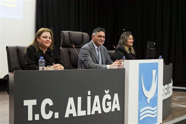 Aliağa Belediyesi Ekim Ayı ikinci birleşimi belediye meclis salonunda gerçekleştirildi.