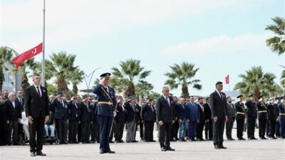 Aliağa’da 29 Ekim Cumhuriyet Bayramı kutlamaları Cumhuriyet Meydanı’ndaki Atatürk Anıtına