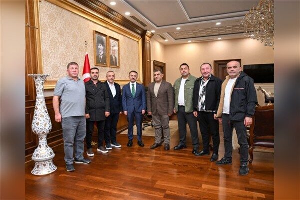 Alikahyaspor Kulübü Başkanı İsmail Parlak, Alikahya Merkez Mahalle Muhtarı Recep