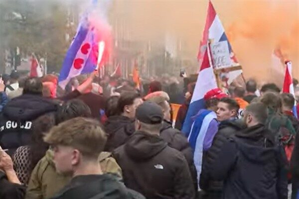 Protesto, benzer bir göçmen karşıtı protestonun Lahey'de şiddete dönüşmesi ve