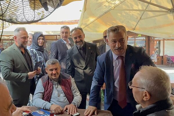 Anahtar Parti heyeti, Mudanya’da düzenlenen etkinlik kapsamında vatandaşlarla buluştu. Mudanya