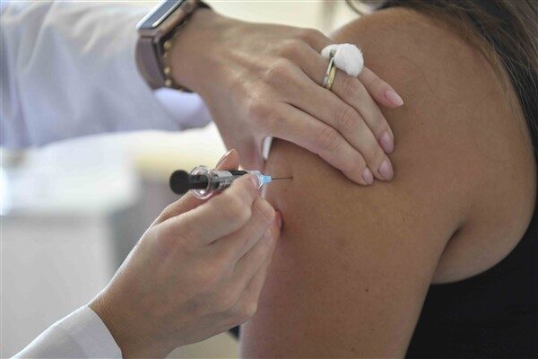 Ankara’da 3 bin 269 kişiye HPV aşısı yapıldı Ankara Büyükşehir Belediyesi, toplumun Human Papilloma Virüsü’ne (HPV) karşı korunması