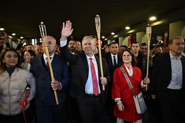 Kutlamaların başladığı Zafer Meydanı’nda düzenlenen törende, ABB Başkanı Mansur Yavaş’ın