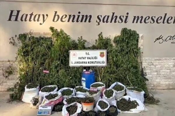 Ekiplerce M.A., U.A. ve İ.A. isimli şahısların ev ve eklentilerinde yapılan aramada,