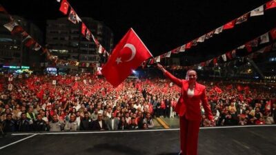 Antalya Büyükşehir Belediyesi tarafından Cumhuriyet Bayramı kutlamaları kapsamında fener alayı