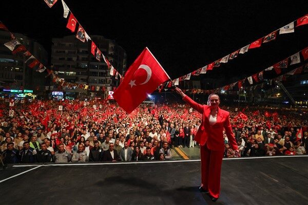 Antalya’da 29 Ekim Cumhuriyet Bayramı kutlandı Antalya Büyükşehir Belediyesi tarafından Cumhuriyet Bayramı kutlamaları kapsamında fener alayı