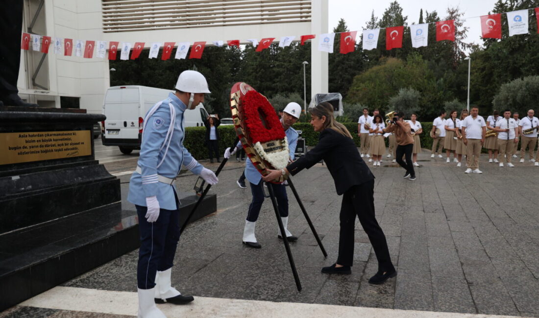 Antalya’da Atatürk Anıtı’na çelenk sunuldu Antalya Büyükşehir Belediyesi, Cumhuriyetimizin ilanının 102. yıl dönümü nedeniyle Büyükşehir