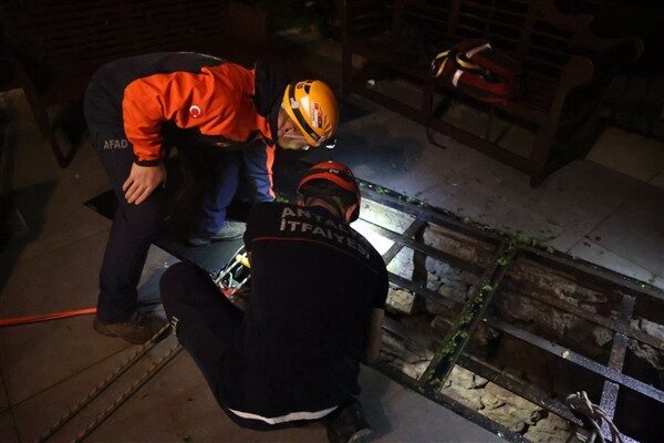 Antalya’da denizde mahsur kalan 2 kişi kurtarıldı Antalya’da kürek sörfüyle denize açılan ve aniden bastıran dolu, yağmur