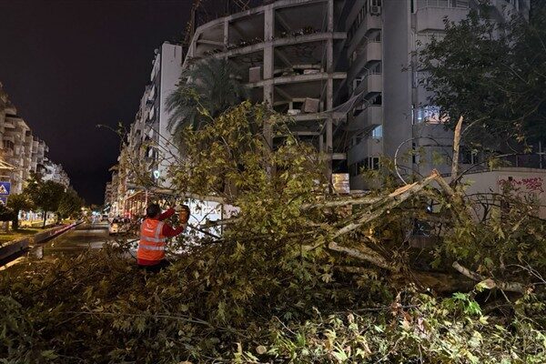 Antalya’da yağışın neden olduğu olumsuzluklara müdahale edildi Kent merkezinde etkili olan yoğun yağışla birlikte harekete geçen Antalya