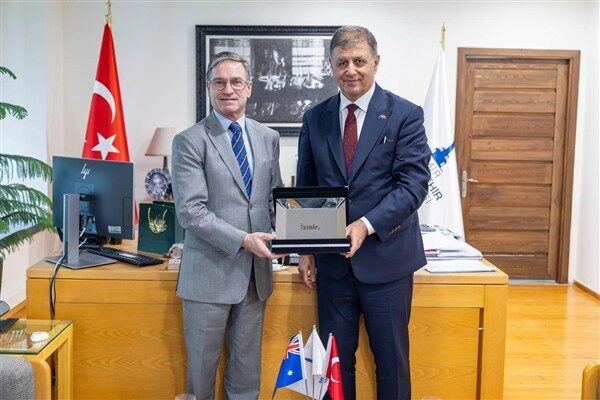 Görüşmede öncelikli olarak İzmir Körfezi’ndeki temizlik çalışmaları gündeme geldi. Başkonsolos