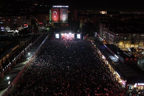 Atatürk Kent Meydanı’nı dolduran vatandaşlar, ellerinde Türk bayraklarıyla Cumhuriyet’in 102’nci