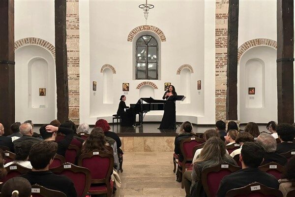 Aziz Panteleimon Kilisesi’nde “Güz Resitali” Nilüfer Belediyesi’nin bu yıl ikinci kez düzenlediği opera dinletisi, Gölyazı