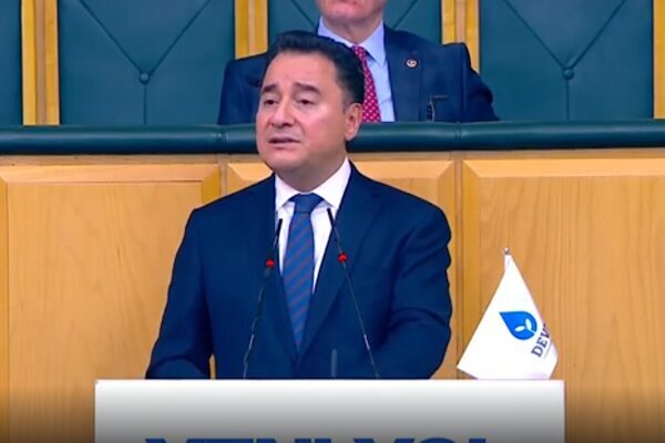 DEVA Partisi Genel Başkanı Ali Babacan, partisinin Yeni Yol grubunda