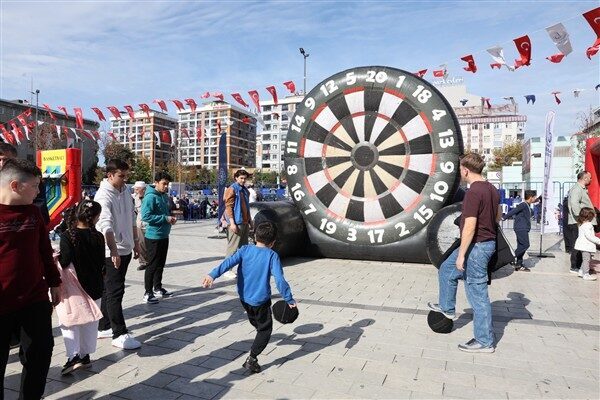Bağcılar’da gençlik ve spor festivali coşkusu Bağcılar Meydanı’nda tırmanma duvarı, Survivor parkuruna ayak tenisinden resim yapmaya