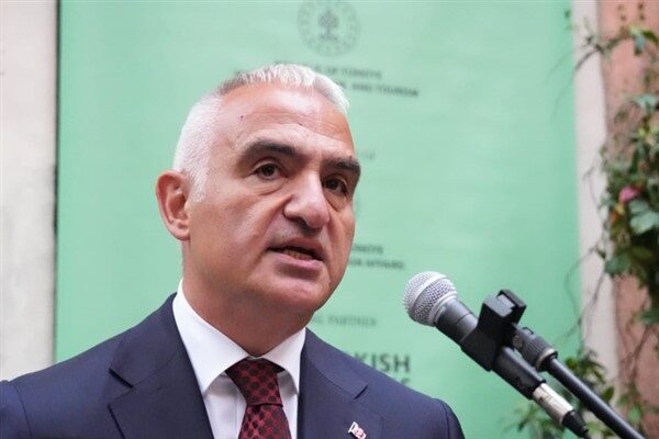 Bakan Ersoy, sergide yer alan Filistinli sanatçıların eserlerinin yaşanan acılar,