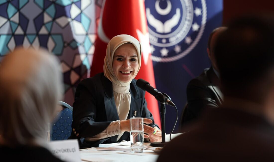 Bakan Göktaş: Özgüvenli, yetenekli ve vatanını seven nesillerle gurur duyuyoruz Aile ve Sosyal Hizmetler Bakanı Göktaş, “Köklü Geçmişten Güçlü Cumhuriyete”