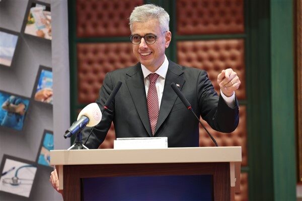 Bakan Memişoğlu, zirve kapsamında üniversitelerin sağlıkla ilgili bölümlerinde eğitim gören