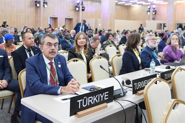 Bakan Tekin: Yapay zekayı, sürdürülebilir anlayışla eğitim sistemimize entegre ettik Sürdürülebilir kalkınmanın temelinin eğitimin dönüştürücü gücü olduğunu vurgulayan Milli Eğitim