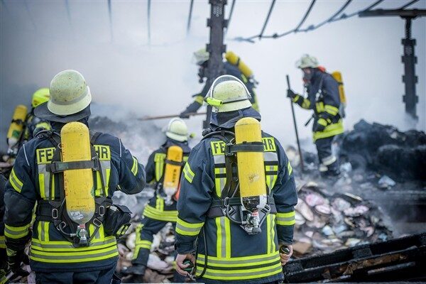 İtfaiye, 16 kişinin cesedinin çıkarıldığını ancak tanınmayacak şekilde yandıklarını söyledi.