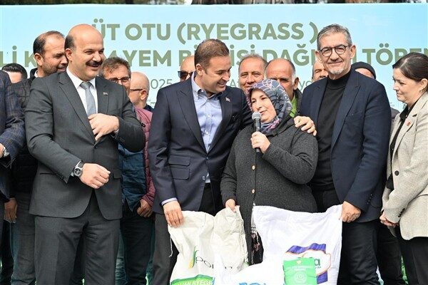 Balıkesir Büyükşehir Belediyesi, İvrindi’de çiftçilere “süt otu ve 5’li karışım