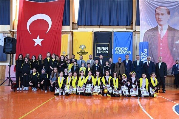Başkan Altay, Beyşehir’de Spor Okulları Dönem Açılışında öğrencilerle buluştu Beyşehir Gençlik Merkezi’nde düzenlenen programda konuşan Başkan Altay, gençlere spor