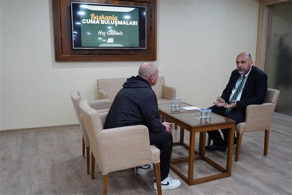 Her Cuma günü 10.00 – 12.00 saatleri arasında Başkanlık katında