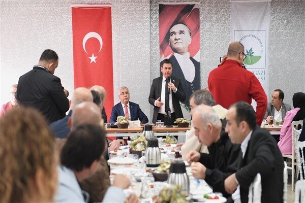 Tuna Mahallesi’ni ziyaret eden Başkan Aydın, kahvaltı programı boyunca vatandaşlarla