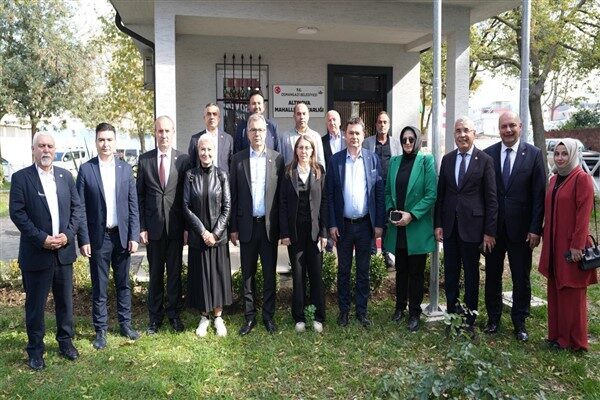 Her hafta farklı bir mahallede Cuma namazını kılarak vatandaşlarla bir