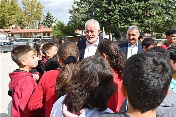 Başkan Başdeğirmen, Cumhuriyet İlkokulu’nda öğrencilerle buluştu Isparta Belediye Başkanı Şükrü Başdeğirmen, Cumhuriyet İlkokulu’nda öğrencilerle bir araya