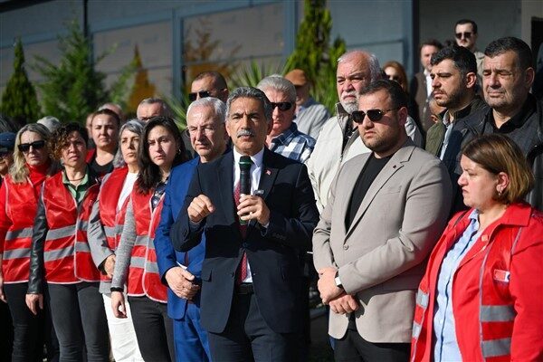Başkan Başdeviren, inşaatı durdurulan Gemlik Kafe hakkında açıklama yaptı Açıklamaya belediye başkan yardımcıları, meclis üyeleri, CHP Gemlik İlçe Başkanı