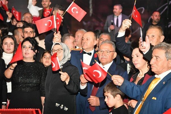 Resepsiyonda katılımcılara hitap eden Kayseri Valisi Gökmen Çiçek, Cumhuriyetin 102’nci