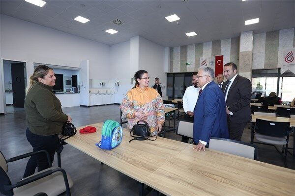 Başkan Büyükkılıç, Besime Özderici Engelsiz Yaşam Merkezi’nde özel çocuklarla bir