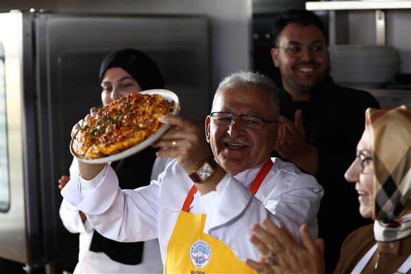 Başkan Büyükkılıç, Kayseri Yağlaması atölye çalışmasına katıldı Kayseri Büyükşehir Belediye Başkanı Büyükkılıç, Kayseri Gastronomi Günleri’nin ikinci gününde Mutfak