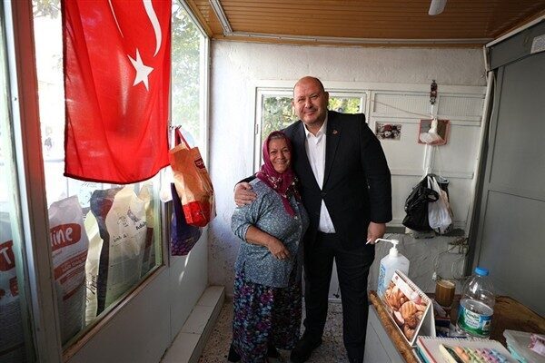 Esnafın yaşadıkları sıkıntıları ve belediyeden taleplerini dinleyen Başkan Çiçek, notlarını