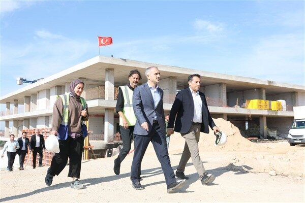 Başkan Çiftçi: Gençlerimiz her şeyin en güzelini hak ediyor Çayırova Spor Lisesi’nin inşaatı devam ediyor. Çayırova Belediye Başkanı Bünyamin