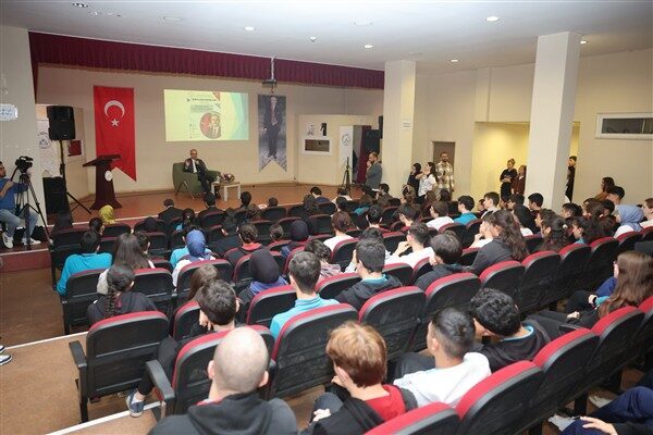 ‘Değerler Eğitimi’ başlıklı Kariyer ve Söyleşi Günleri etkinliği kapsamında öğrencilerle