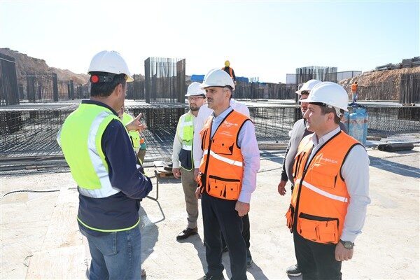 Başkan Çiftçi’den Çayırova Devlet Hastanesi inşaatında inceleme Çalışmaların süratle devam ettiği ve temel beton serimi öncesinde temel