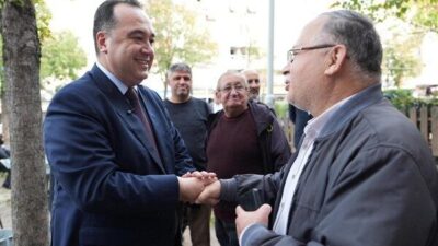 Başkan Dutlulu ve beraberindeki heyet, ziyaret ettikleri esnafların tek tek