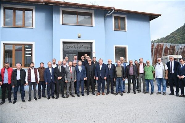 Trabzon Büyükşehir Belediye Başkanı Ahmet Metin Genç, Değirmendere Dolmuş Durağı'nı