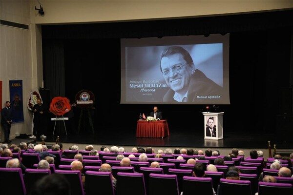 Başkan Genç: İz bırakan tüm devlet adamlarımızın hatıralarını saygıyla anıyorum Hamamizade İhsan Bey Kültür ve Sanat Merkezi’nde düzenlenen ve Turgut