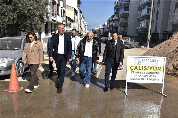 Karacabey Belediye Başkanı Karabatı, saha incelemesi sırasında bölge sakinleriyle sohbet