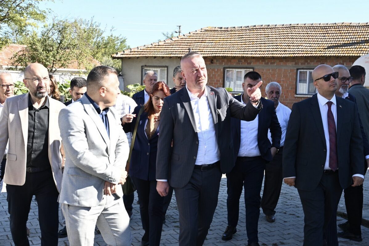 Karacabey Belediye Başkanı Fatih Karabatı, Bakırköy Mahallesi’nde saha çalışmaları kapsamında ziyaretlerde