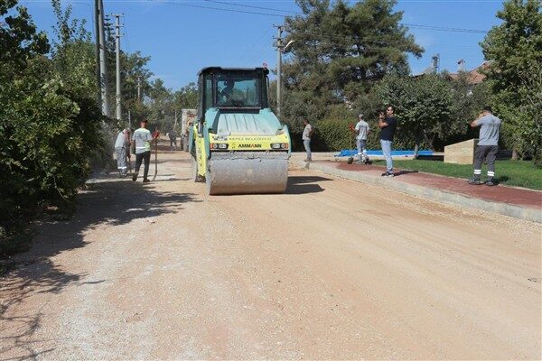 Fen İşleri Müdürlüğü ekipler Duacı Mahallesi’nde 4 sokakta sathi asfalt