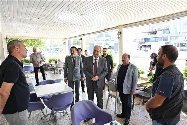 Yolda karşılaştığı vatandaşlarla ayaküstü sohbet eden Başkan Kocagöz, okul çıkışında